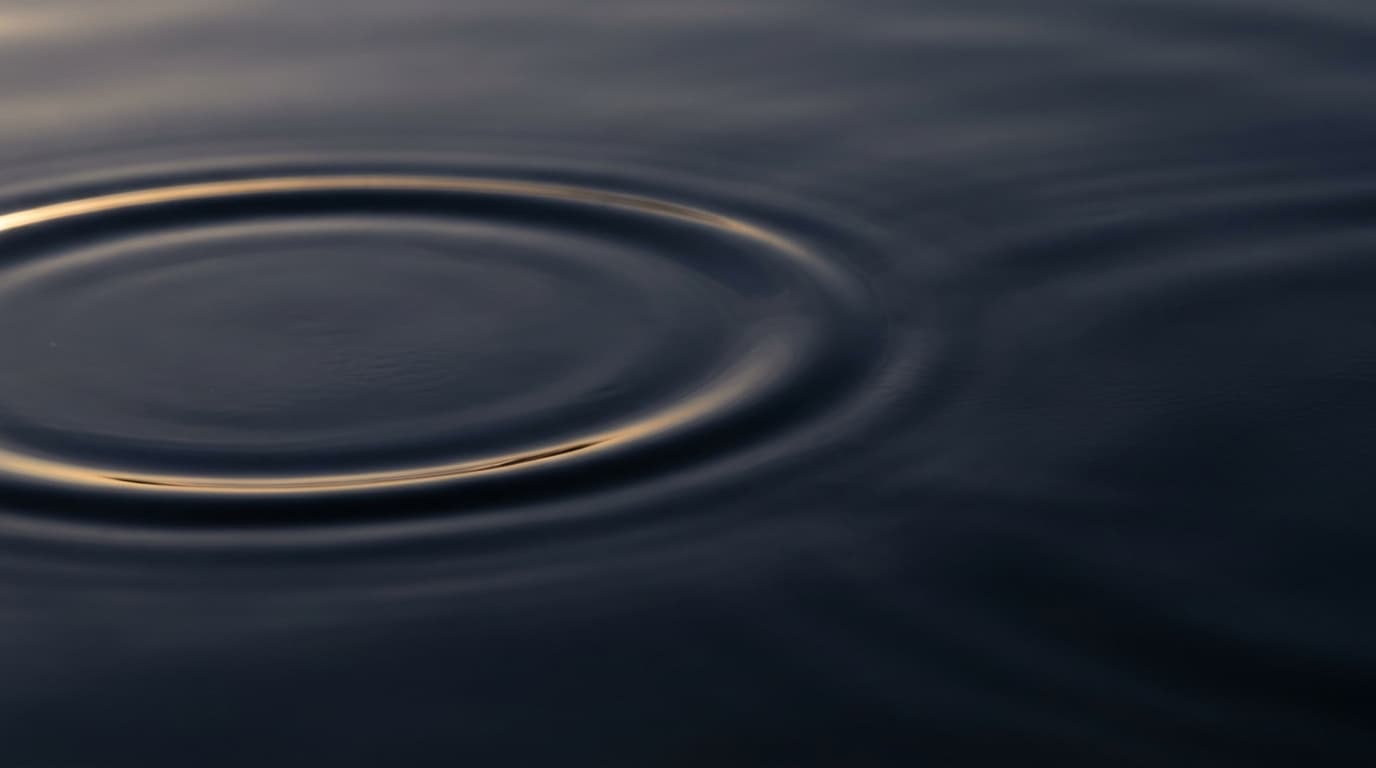 Ruhige Wasseroberfläche