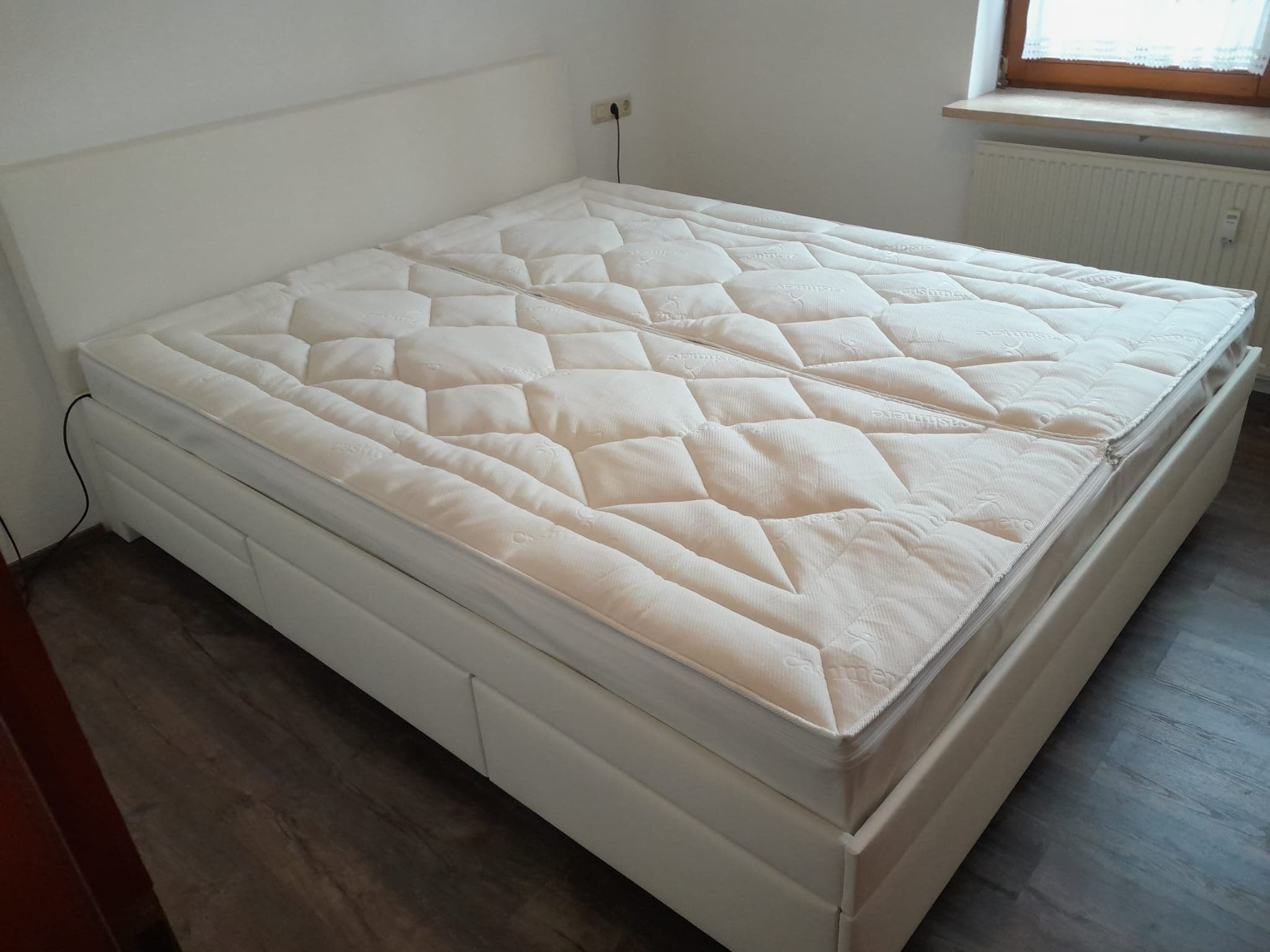 Betthelden Wasserbett mit Cashmere-Topper im Schlafzimmer