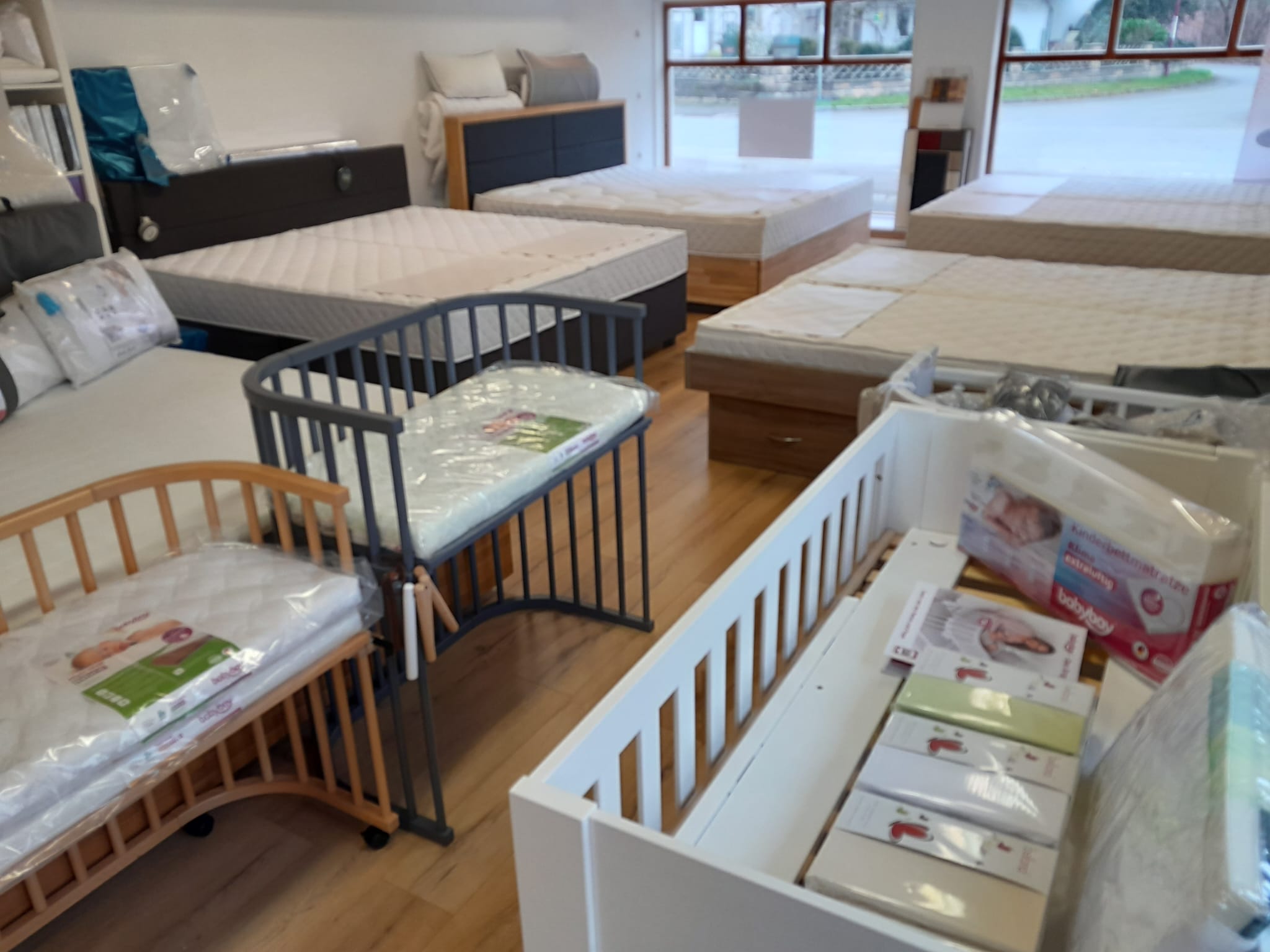 Betthelden Showroom in Bad Wurzach mit Betten und Beistellbett Ecke